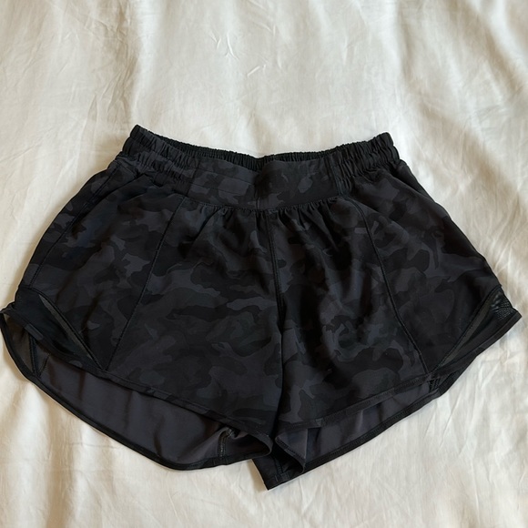 Lululemon- Hotty Hot Low-Rise Short 4” 🍋 - Picture 1 of 3